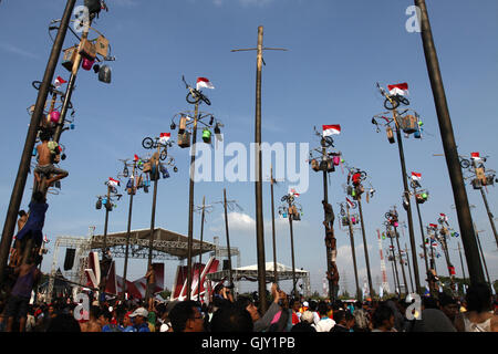 North Jakarta, Indonesia. 17th Aug, 2016. Thousands of people followed the colossal Panjat Pinang race (climbing the slipery rod of areca nut), at the Carnival Beach, Ancol in order to celebrate the 71st Independence Day of the Republic of Indonesia. Panjat Pinang is one of the famous traditional game played during the celebration of Independence Day In Indonesia, as the game was supposed to represent the spirit of struggle, patience, unity, togetherness and helping attitude. © Tubagus Aditya Irawan/Pacific Press/Alamy Live News
