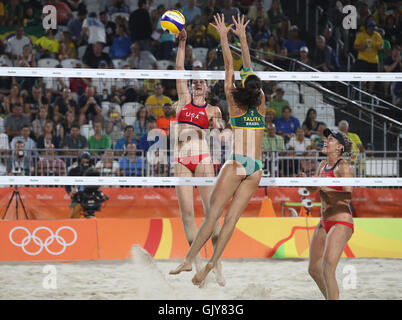 USA's Kerri Walsh Jennings (left) and Brazil's Talita Rocha compete in the Bronze Medal match of the Women's Beach Volleyball on the twelfth day of the Rio Olympic Games, Brazil. Picture date: Wednesday August 17, 2016. Photo credit should read: Martin Rickett/PA Wire. EDITORIAL USE ONLY Stock Photo