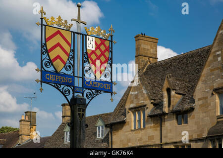 Town Crest sign and buildings of Chipping Campden, the Cotswolds, Gloucestershire, England Stock Photo