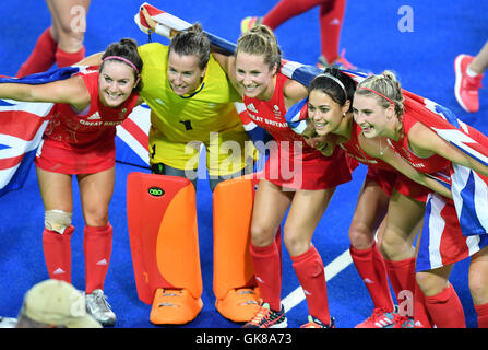 Rio de Janeiro, Brazil. 19th Aug, 2016. Great Britain's players celebrate after winning the Women's Field Hockey Gold Medal Match between the Netherlands and Great Britain at the Olympic Hockey Centre during the Rio 2016 Olympic Games in Rio de Janeiro, Brazil, 19 August 2016. Photo: Felix Kaestle/dpa/Alamy Live News Stock Photo