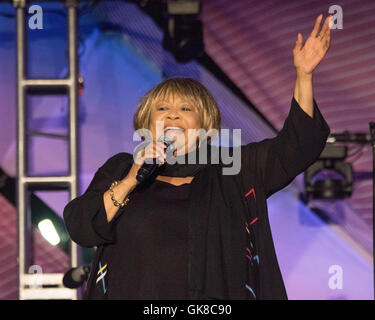 Santa Monica, California, USA. 18th August, 2016. Singer Mavis Staples performs on the stage of the Twilight Concert Series event at Santa Monica Pier in Santa Monica, California, USA.  Credit:  Sheri Determan / Alamy Live News Stock Photo