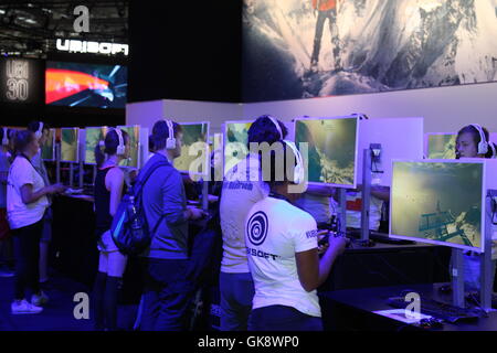 Cologne, Germany. 18th Aug, 2016. A Visitor plays at the Ubisoft stand at the Gamescom fair. Gamescom the Worlds largest Gaming Fair. Gamescom is a trade fair for video games held annually at the Koelnmesse in Cologne. It is organised by the BIU. Credit:  Maik Boenisch/Pacific Press/Alamy Live News Stock Photo