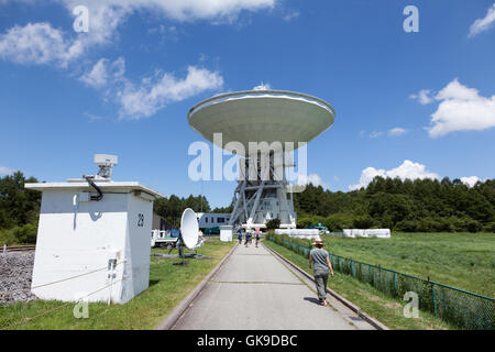 Tourists walk towards the 45 metre radio telescope at Nobeyama Radio Observatory (NRO) near Minamimaki, Nagano, Japan Stock Photo