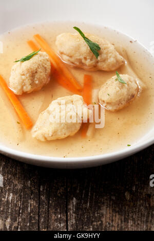 bayerische semolina dumpling soup with vegetables Stock Photo