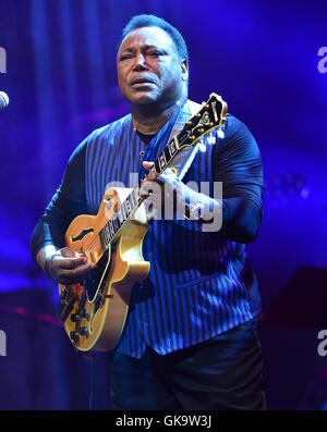 Performances at Hard Rock Live at Seminole Hard Rock Hotel & Casino  Featuring: George Benson Where: Hollywood, Florida, United States When: 10 May 2016 Stock Photo