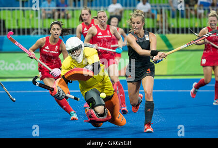 Rio de Janeiro, RJ, Brazil. 19th Aug, 2016. OLYMPICS HOCKEY: Xan de Waard (NED) #3 scores on goalkeeper Maddie Hinch (GBR) in the Great Britain vs The Netherlands Women's Field Hockey gold medal match at the Olympic Hockey Centre during the 2016 Rio Summer Olympics games. England won over Holland in a shootout 2-0 and tied 3-3 in regulation. Credit:  Paul Kitagaki Jr./ZUMA Wire/Alamy Live News Stock Photo