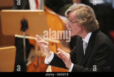 Leipzig, Germany. 20th Aug, 2016. New Thomas cantor Gotthold Schwarz conducting the Thomaner choir at the Thomas church in Leipzig, Germany, 20 August 2016. Gotthold Schwarz was officially installed during a ceremonial act at the city hall. PHOTO: SEBASTIAN WILLNOW/dpa/Alamy Live News Stock Photo