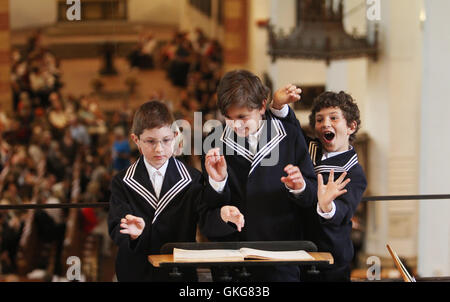 Leipzig, Germany. 20th Aug, 2016. Singers of the Thomaner choir at the Thomas church in Leipzig, Germany, 20 August 2016. Gotthold Schwarz was officially installed during a ceremonial act at the city hall. PHOTO: SEBASTIAN WILLNOW/dpa/Alamy Live News Stock Photo