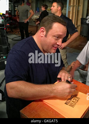 Bethpage, New York, USA. August 19, 2016. Actor KEVIN JAMES, star of the CBS new sitcom 'Kevin Can Wait' set to premiere September 2016, is autographing copies of the 1st episode script cover, after filming is done. The Sony Pictures Television Inc show is the first TV series to be shot entirely on Long Island, and is filmed at Gold Coast Studios. Credit:  Ann E Parry/Alamy Live News Stock Photo