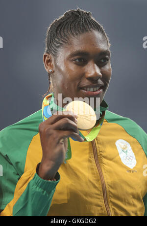 Rio De Janeiro, Brazil. 20th Aug, 2016. Gold medalist South Africa's Caster Semenya shows her medal during the awarding ceremony for the women's 800m final of Athletcis at the 2016 Rio Olympic Games in Rio de Janeiro, Brazil, on Aug. 20, 2016. Credit:  Liu Bin/Xinhua/Alamy Live News Stock Photo