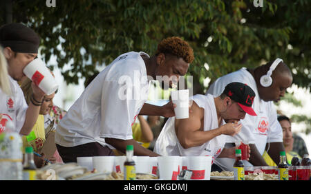 Los Angeles, USA. 20th Aug, 2016. People compete in the Gyoza Eating Championship in Los Angeles, the United States, Aug. 20, 2016. © Yang Lei/Xinhua/Alamy Live News Stock Photo