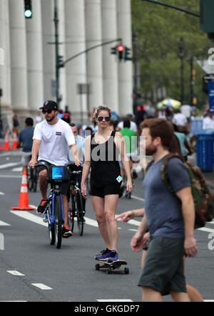 New York, USA. 20th Aug, 2016. A woman skateboards during the '2016 Summer Streets event' in a street on Manhattan, New York, the United States, Aug. 20, 2016. On the first three consecutive Saturdays in August, nearly seven miles of New York City's streets are opened to the public to play, run, walk and bike. Summer Streets provides space for healthy recreation and encourages New Yorkers to use more sustainable forms of transportation. Credit:  Wang Ying/Xinhua/Alamy Live News Stock Photo