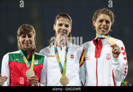 Rio De Janeiro, Brazil. 20th Aug, 2016. Gold medalist Spain's Ruth Beitia (C), silver medalist Bulgaria's Mirela Demireva (L), bronze medalist Croatia's Blanka Vlasic attend the awarding ceremony for the women's high jump final of Athletcis at the 2016 Rio Olympic Games in Rio de Janeiro, Brazil, on Aug. 20, 2016. Credit:  Liu Bin/Xinhua/Alamy Live News Stock Photo