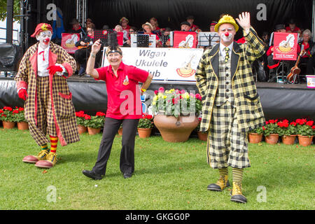 Southport Flower Show, Merseyside, UK. 21st Aug 2016:  As the good weather returns over the The Southport Flower Show, the crowds flock in for today's big sell off.  The fabulous four day horticultural event comes to a close late this afternoon with bargains galore up for grabs.  From craft goods and clothing to the most exotic plants, there really is something for everyone.  Children are entertained by 'Sonny & Rainbow' as parents can sip prosecco in the sunshine.  Credit:  MediaWorld Images/Alamy Live News Stock Photo