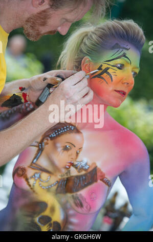 Usedom island, Heringsdor, USA. 20th Aug, 2016. Body painting artist Torsten Winter creates a work on a model during the body painting festival in Heringsdor on Usedom island, Germany, 20 August 2016. Body painter from Germany, the Netherlands, Switzerland and Australia present their art during the festival. Photo: Stefan Sauer/dpa © dpa picture alliance/Alamy Live News Credit:  dpa picture alliance/Alamy Live News Stock Photo