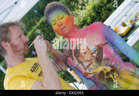 Usedom island, Heringsdor, USA. 20th Aug, 2016. Body painting artist Torsten Winter creates a work on a model during the body painting festival in Heringsdor on Usedom island, Germany, 20 August 2016. Body painter from Germany, the Netherlands, Switzerland and Australia present their art during the festival. Photo: Stefan Sauer/dpa © dpa picture alliance/Alamy Live News Credit:  dpa picture alliance/Alamy Live News Stock Photo