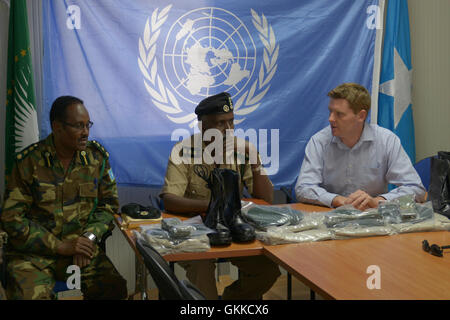 Regional coordinator of UNODC Alan Cole talks to Prison Commissioner Gen. Hussein Hassan Osman  during a handover of Uniforms to Somali Custodial Corps on 19th February 2014 Stock Photo