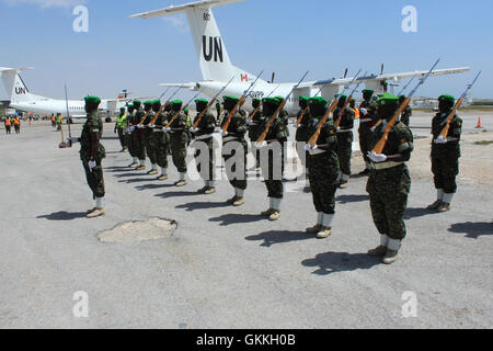 AMISOM forces mount a guard of hornour for visiting Chief of Defence Forces (CDF) of Burundi Maj. Gen Prime Niyongabo on his official visit to Somalia at Aden Abdulle International airport in Mogadishu. AMISOM Photo/Mahamud Hassan Stock Photo