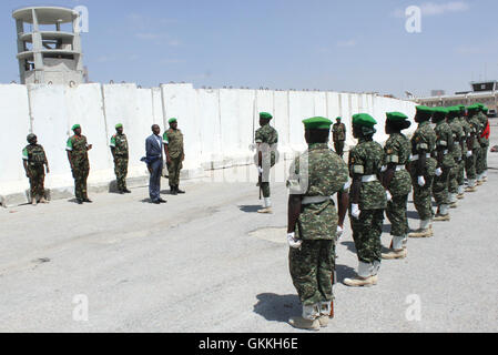 Chief of Defence Forces (CDF) of Burundi Maj. Gen Prime Niyongabo receives a guard of honour from AMISOM forces. AMISOM Photo/Mahamud Hassan Stock Photo