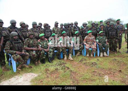 A group photo of AMISOM Force Commander Lt. Gen. Jonathan Rono and KDF troops in Kuday Island on July 6,2015. AMISOM/PHOTOS  Barut Mohamed Stock Photo