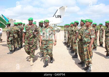 AMISOM Force Commander Lt. Gen. Jonathan Rono is welcomed with a guard of honor during a visit to Baidoa on December 8, 2015. AMISOM Photo / Abdikarim Mohamed Stock Photo