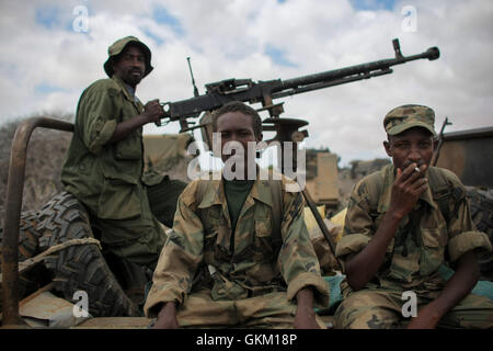 SOMALIA. Saa'moja / Kisamayo: In a handout photograph released by the African Union-United Nations Information Support Team 01 October, soldiers of the Somali National Army (SNA) are seen in Saa'moja, an area approx. 7km outside the Somali port city of Kismayo. For the last two months, the African Union Mission in Somalia (AMISOM)'s Kenyan Contingent in support of the SNA has been steadily liberating areas and villages in Southern Somalia formally under the control of the Al Qaeda-affiliated extremist group Al Shabaab, which has brought them to the outskirt's of the group's last major strongho Stock Photo