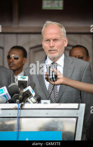 Special Representative of the United Nations Secretary-General, Nicholas Kay, speaks to the media after a meeting with President Abdirahman Farole of Puntland on July 13, during his first trip to the region since taking office. AU UN IST PHOTO / TOBIN JONES. Stock Photo