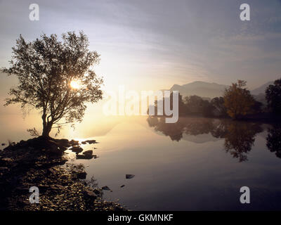 Sunrise over the Llanberis Pass and Llyn Padarn, Llanberis, Gwynedd, North Wales, UK. Snowdon summit on right. Stock Photo