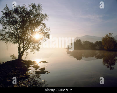 Sunrise over the Llanberis Pass and Llyn Padarn, Llanberis, Gwynedd, North Wales, UK. Snowdon summit on right. Stock Photo
