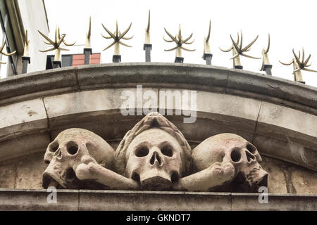Momento Mori on the gate of St Olave’s Church, where Samuel Pepys is buried in the city of London, UK Stock Photo