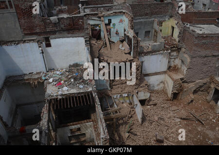 Lahore, Pakistan. 21st Aug, 2016. A view of the old building collapsed near historical Wazir Khan Mosque Dehli gate in Lahore. Five people were killed and eight others injured when the roof of a house caved in during a wedding ceremony in Lahore on Sunday, local media reported. Credit:  Rana Sajid Hussain/Pacific Press/Alamy Live News Stock Photo