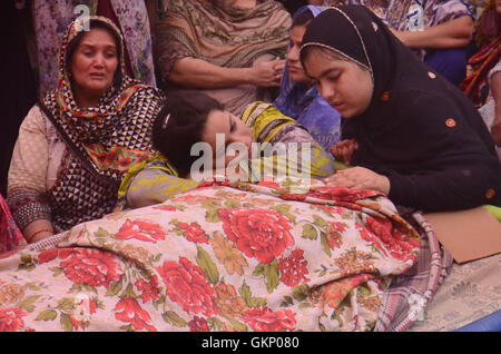 Lahore, Pakistan. 21st Aug, 2016. (Editor's Note: Image depicts death) Pakistani relatives mourn beside the dead bodies who were lost their life during old building collapsed near historical Wazir Khan Mosque Dehli gate in Lahore. Five people were killed and eight others injured when the roof of a house caved in during a wedding ceremony in Lahore on Sunday, local media reported. Credit:  Rana Sajid Hussain/Pacific Press/Alamy Live News Stock Photo