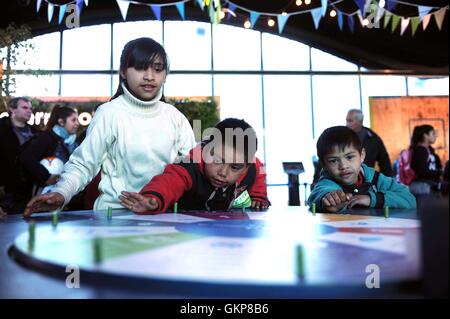Buenos Aires. 21st Aug, 2016. Children play at the Tecnopolis, a science, technology, industry and art exhibition in Buenos Aires, capital of Argentina, on Aug. 21, 2016, the Children's Day of the country. © Osvaldo Fanton/TELAM/Xinhua/Alamy Live News Stock Photo