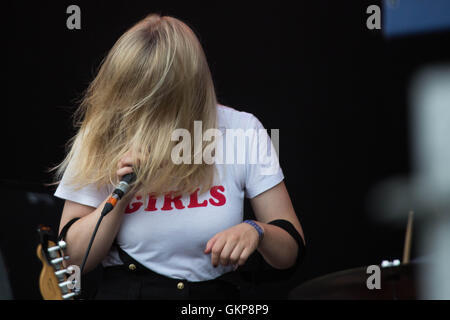 SLOW CLUB, FINAL TOUR, 2016: Singer and drummer/guitarist Rebecca Lucy Taylor from the Sheffield alternative pop duo The Slow Club play the Mountain Stage on the final day of the Green Man Festival 2016 at the Glanusk Estate in Brecon, Wales, UK on 21 August 2016. The band split up in 2017 and Rebecca reinvented herself as Self Esteem. Picture: Rob Watkins/Alamy Live News Stock Photo