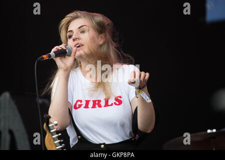 SLOW CLUB, FINAL TOUR, 2016: Singer and drummer/guitarist Rebecca Lucy Taylor from the Sheffield alternative pop duo The Slow Club play the Mountain Stage on the final day of the Green Man Festival 2016 at the Glanusk Estate in Brecon, Wales, UK on 21 August 2016. The band split up in 2017 and Rebecca reinvented herself as Self Esteem. Picture: Rob Watkins/Alamy Live News Stock Photo
