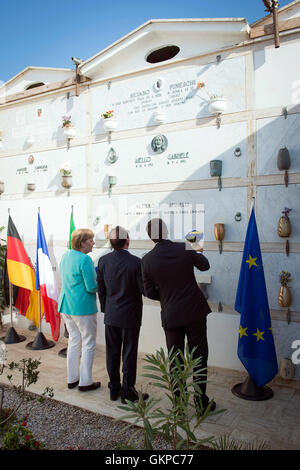 Ventotene, Italy 22 August 2016. HANDOUT - A handout made available on 22 August 2016 shows German Chancellor Angela Merkel (CDU), the Italian Prime Minister Matteo Renzi (r) and French President Francois Hollande making a visit to the grave of antifascists Altiero Spinelli during a meeting between the leaders on the island of Ventotene, Italy 22 August 2016. Photo: Guido Bergmann/Bundesregierung/dpa Credit:  dpa picture alliance/Alamy Live News Stock Photo