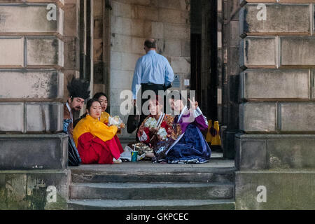 Edinburgh, Scotland. 22nd August, 2016. Performers eat in the pause of their show on the Royal Mile. The Edinburgh Festival Fringe is the largest performing arts festival in the world, this year's festival hosts more than 3000 shows in nearly 300 venues across the city. Credit:  Simone Padovani / Awakening / Alamy Live News Stock Photo