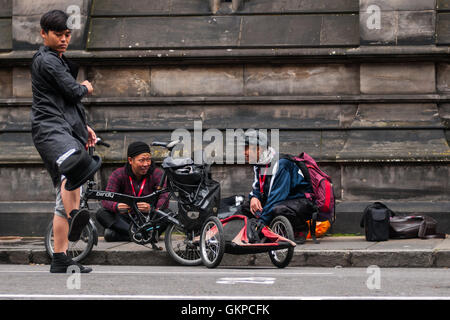 Edinburgh, Scotland. 22nd August, 2016. Performers train and rest before their shows. The Edinburgh Festival Fringe is the largest performing arts festival in the world, this year's festival hosts more than 3000 shows in nearly 300 venues across the city. Credit:  Simone Padovani / Awakening / Alamy Live News Stock Photo