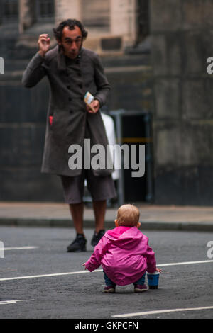 Edinburgh, Scotland. 22nd August, 2016. A performer plays with a children before starting his show. The Edinburgh Festival Fringe is the largest performing arts festival in the world, this year's festival hosts more than 3000 shows in nearly 300 venues across the city. Credit:  Simone Padovani / Awakening / Alamy Live News Stock Photo