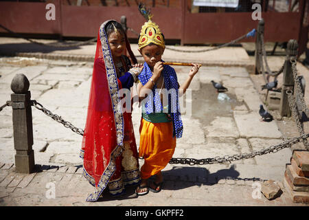 Lalitpur, Nepal. 23rd Aug, 2016. Nepalese children dressed as Hindu Deities Radha (L) and Krishna (R) pose for a photograph as they visited the temple of the Deity for the upcoming Krishna Janastami or birthday in Patan Durbar Square, Lalitpur, Nepal on Tuesday, August 23, 2016. © Skanda Gautam/ZUMA Wire/Alamy Live News Stock Photo