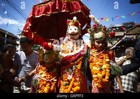 Lalitpur, Nepal. 23rd Aug, 2016. Nepalese people dressed as deities take part in a procession to celebrate the festival of Deity Narsingh (C) in Patan, Lalitpur, Nepal on Tuesday, August 23, 2016. Nepalese people from all over Patan of Newar community gather to offer worship by placing flowers and money to divinities as a belief to receive blessings and wellbeing of ones family. The ritual dates back to some 400 years. © Skanda Gautam/ZUMA Wire/Alamy Live News Stock Photo