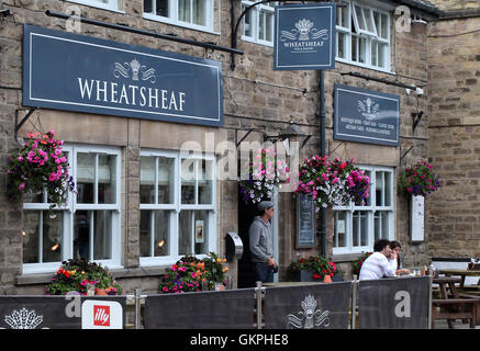 Wheatsheaf Pub and Pantry at Bakewell in the Peak District National Park Stock Photo