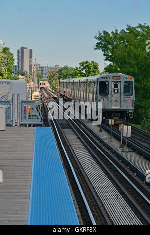 An El train heads south out of the CTA Southport station platform on the Brown Line in Chicago. Stock Photo