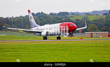 Norwegian Airlines. Boeing 737 800 landing at Edinburgh Airport Stock Photo