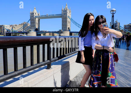 UK Weather: London 23rd August 2016. Two tourists take a selfie by Tower Bridge on a swelteringly hot day in the capital. Credit:  Paul Swinney/Alamy Live News Stock Photo