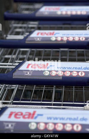 Moenchengladbach, Germany. 22nd Aug, 2016. The logo of real.- can be seen on shopping trolley during a press appointment on the topic 'Job market factor trade: training and entry qualifications' in a branch of supermarket chain real,- SB-Warenhaus in Moenchengladbach, Germany, 22 August 2016. Photo: Henning Kaiser/dpa/Alamy Live News Stock Photo