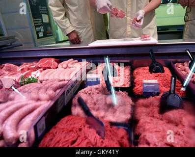 Moenchengladbach, Germany. 22nd Aug, 2016. Meat products lie behind the meat counter in a branch of real,- SB-Warenhaus before the start of a press appointment on the topic 'Job market factor trade: training and entry qualifications' in Moenchengladbach, Germany, 22 August 2016. oto: Henning Kaiser/dpa/Alamy Live News Stock Photo
