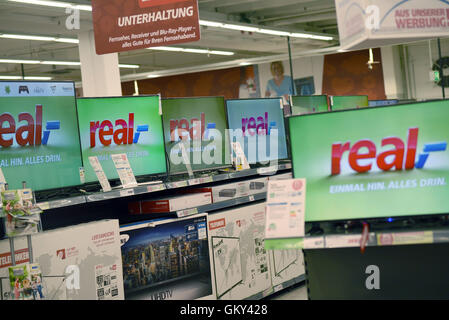 Moenchengladbach, Germany. 22nd Aug, 2016. Screens show the logo of real.- during a press appointment on the topic 'Job market factor trade: training and entry qualifications' in a branch of supermarket chain real,- SB-Warenhaus in Moenchengladbach, Germany, 22 August 2016. Photo: Henning Kaiser/dpa/Alamy Live News Stock Photo