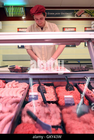 Moenchengladbach, Germany. 22nd Aug, 2016. Butcher trainee Maurice Feldbusch prepares medaillons of pork during a press appointment on the topic 'Job market factor trade: training and entry qualifications' in a branch of supermarket chain real,- SB-Warenhaus in Moenchengladbach, Germany, 22 August 2016. Photo: Henning Kaiser/dpa/Alamy Live News Stock Photo