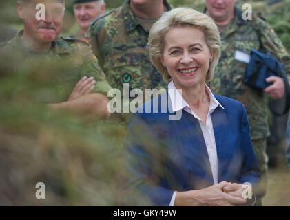 Torgelow, Germany. 23rd Aug, 2016.  Minister of Defence, Ursula von der Leyen (CDU), informs herself at a presentation of the abilities and equipment of the soldiers during a visit to the armoured infantryman brigade 41 'Vorpommern' in Torgelow, Germany, 23 August 2016. Credit:  dpa picture alliance/Alamy Live News Stock Photo